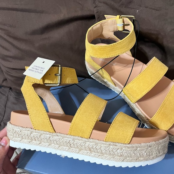 Mustard color platform sandals - Picture 3 of 6